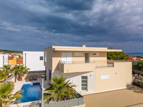 Property building, Sea view, Swimming pool