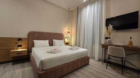 Bed, TV and multimedia, Photo of the whole room, Bedroom, towels