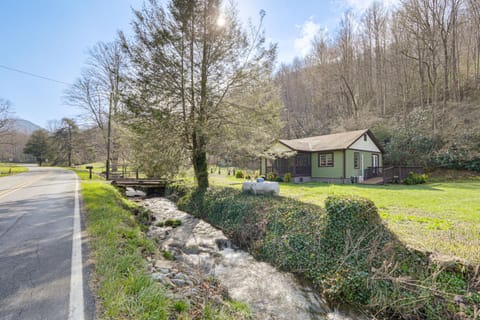 Quaint Mountain Charm! Robbinsville Hideaway House in Stecoah