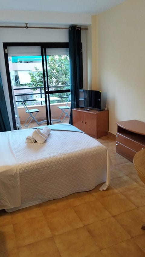 Bed, TV and multimedia, towels