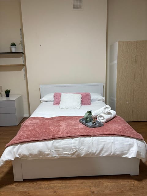 Bed, pet friendly, towels