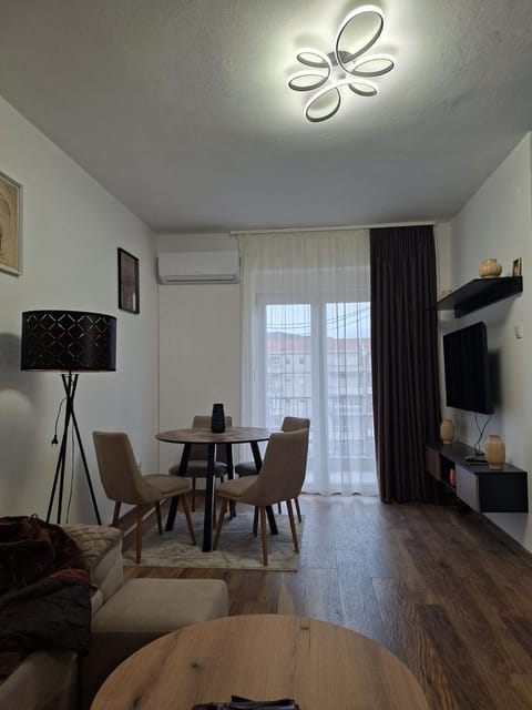 Communal lounge/ TV room, TV and multimedia, Living room, Seating area, Dining area, Evening entertainment, air conditioner