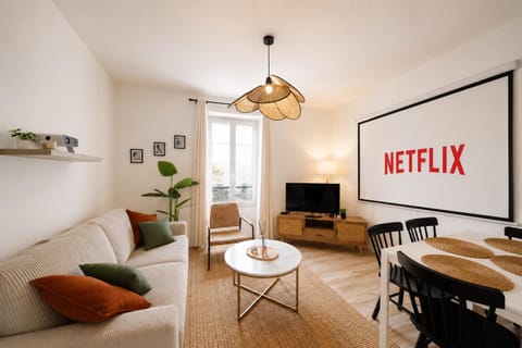 Communal lounge/ TV room, TV and multimedia, Seating area, Dining area