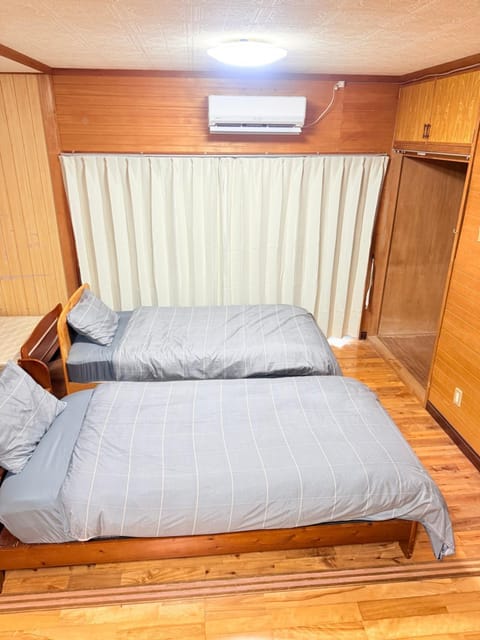 Bed, air conditioner