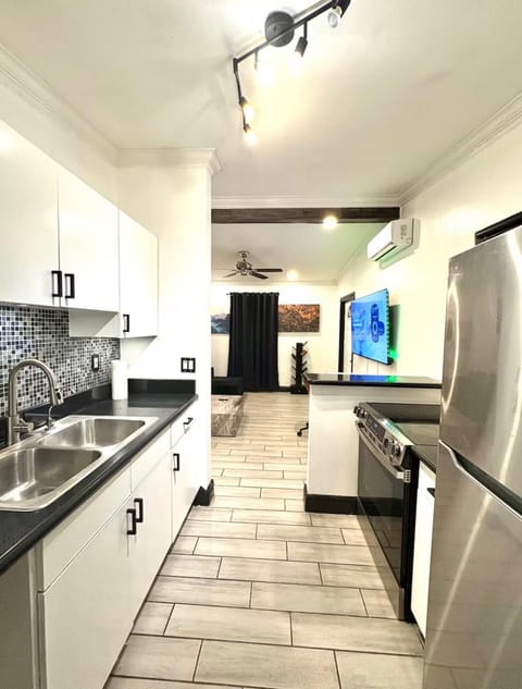 Cozy 2BR Family Home Hollywood, FL Near Miami & Beaches House in West Park