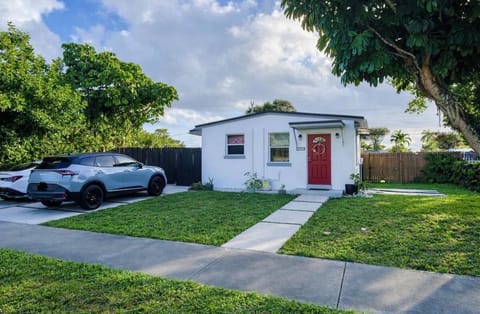 Cozy 2BR Family Home Hollywood, FL Near Miami & Beaches House in West Park