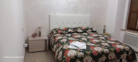 Bed, TV and multimedia, Photo of the whole room, Bedroom, towels