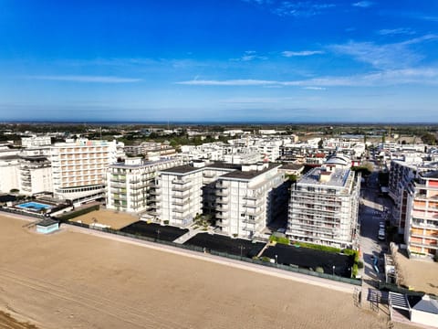 Property building, Day, Neighbourhood, Natural landscape, Bird's eye view, Beach, City view, Sea view, Street view, Location