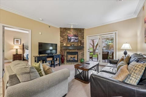 Day, TV and multimedia, Balcony/Terrace, Living room, Seating area, Bedroom, Mountain view, fireplace, furniture