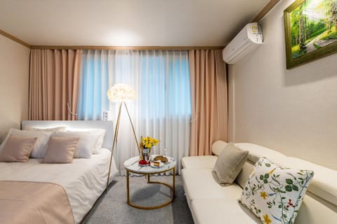 Photo of the whole room, Decorative detail, Bedroom