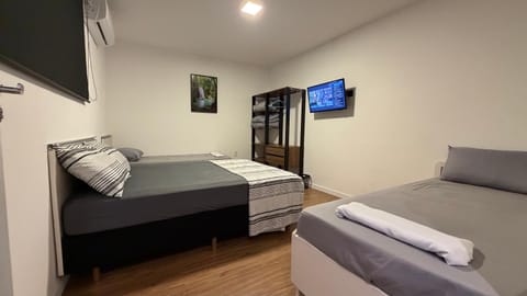 Bed, TV and multimedia, Photo of the whole room, Bedroom, towels