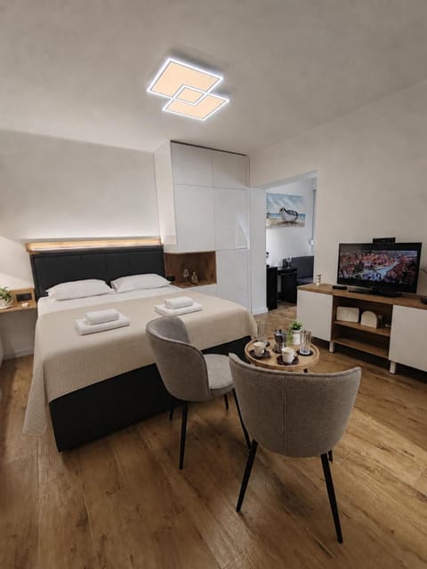 Bed, Seating area, Bedroom, internet