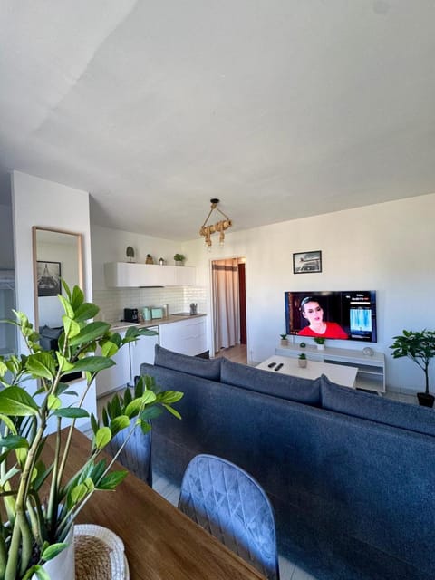TV and multimedia, Kitchen or kitchenette, Living room, Seating area, Dining area