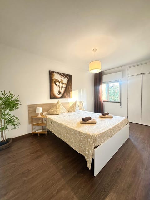 Bed, Balcony/Terrace, Bedroom, Mountain view, Street view, Supermarket/grocery shop, Bath, oven, storage, stove, towels, wardrobe, kitchen, elevator