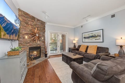 TV and multimedia, Balcony/Terrace, Living room, Mountain view, fireplace, furniture
