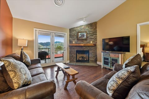 TV and multimedia, View (from property/room), Balcony/Terrace, Living room, fireplace, furniture