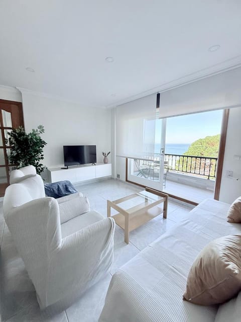 Natural landscape, TV and multimedia, View (from property/room), Balcony/Terrace, Living room
