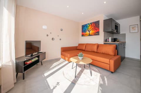 TV and multimedia, Living room, Seating area, Evening entertainment