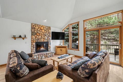 Communal lounge/ TV room, TV and multimedia, Living room, Evening entertainment, Entertainment, fireplace