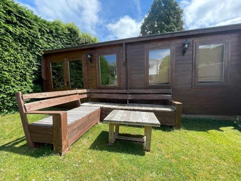 Hot Tub & Cinema Cabin - Family Home Torquay Cabin in Paignton