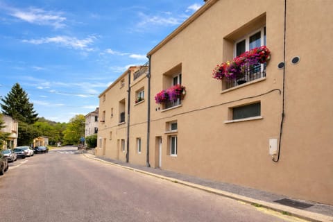Property building, Street view, Location
