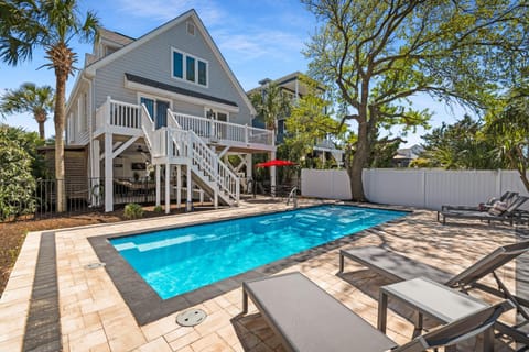 Property building, Day, Natural landscape, Garden, Balcony/Terrace, Swimming pool, furniture