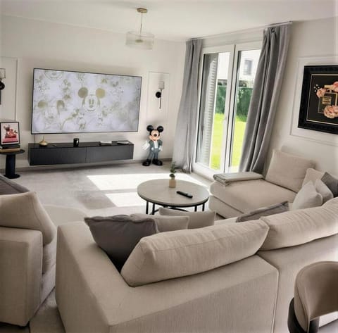 Communal lounge/ TV room, TV and multimedia, Living room, Seating area, Evening entertainment
