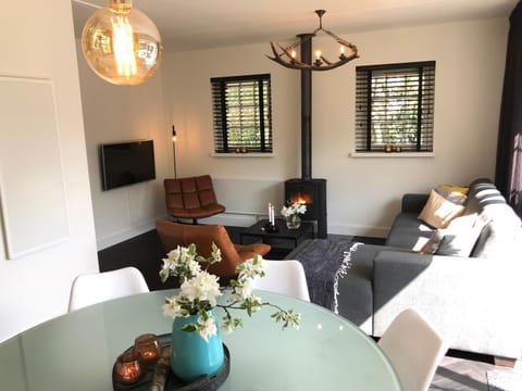 TV and multimedia, Living room, Seating area, Dining area