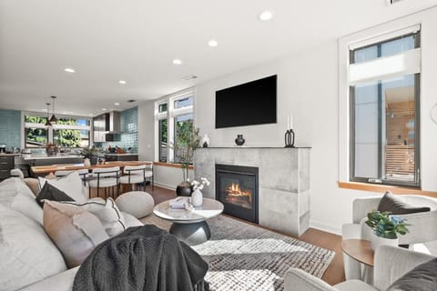 Communal lounge/ TV room, Living room, Seating area, Evening entertainment