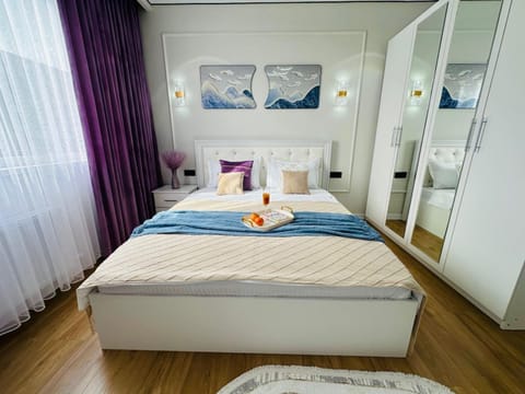 Photo of the whole room, Bedroom, towels, wardrobe