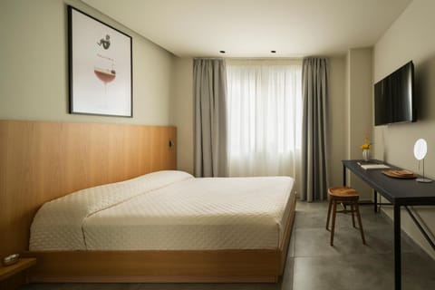 Bed, TV and multimedia, Photo of the whole room, Bedroom