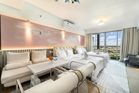 Bed, TV and multimedia, Photo of the whole room, Seating area, City view, air conditioner