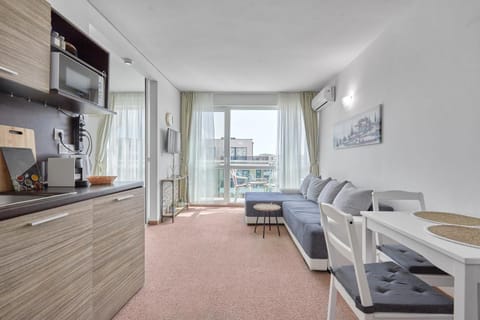 TV and multimedia, Kitchen or kitchenette, Living room, Seating area, Dining area