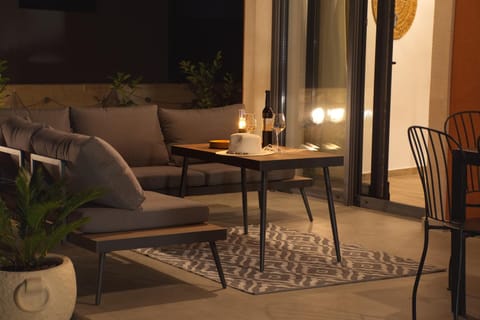 Night, Seating area
