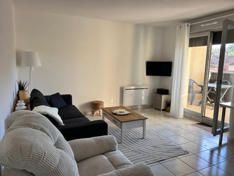 Communal lounge/ TV room, Living room