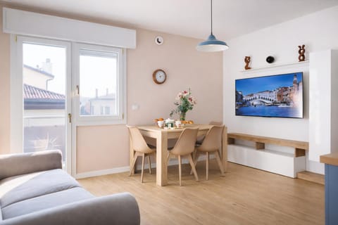 TV and multimedia, Living room, Seating area, Dining area
