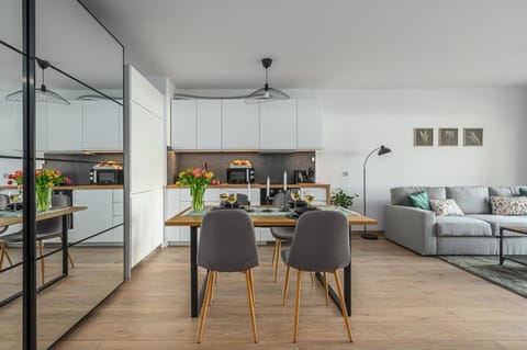 Kitchen or kitchenette, Seating area, Dining area