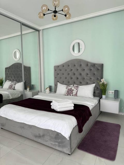 Bed, Bedroom, towels