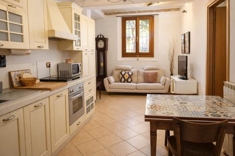 Kitchen or kitchenette, Living room, Seating area, Dining area, dishwasher, stove