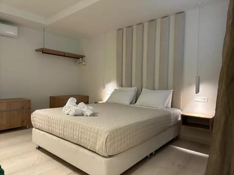 Bed, Photo of the whole room, Bedroom, towels, air conditioner