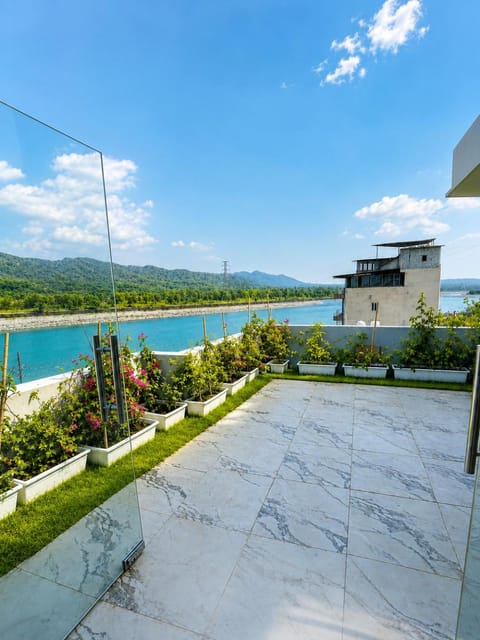 Property building, Natural landscape, Balcony/Terrace, Mountain view, River view