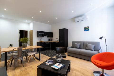 Communal lounge/ TV room, TV and multimedia, Kitchen or kitchenette, Living room, Seating area, Dining area, air conditioner