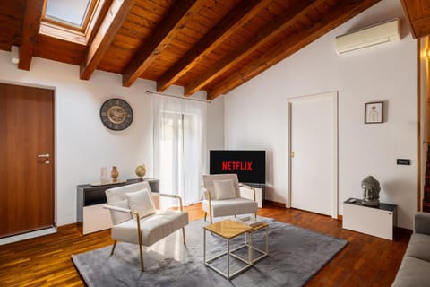 Communal lounge/ TV room, Living room, Seating area
