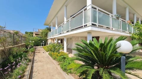 Property building, Garden, View (from property/room), Balcony/Terrace, Garden view