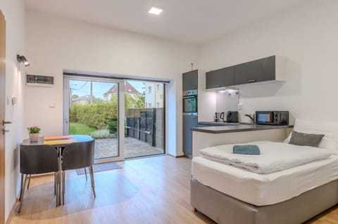 Garden, Guests, kitchen