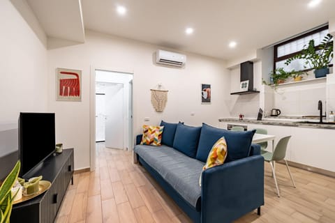 TV and multimedia, Kitchen or kitchenette, Living room, Seating area, Dining area, oven, stove, air conditioner