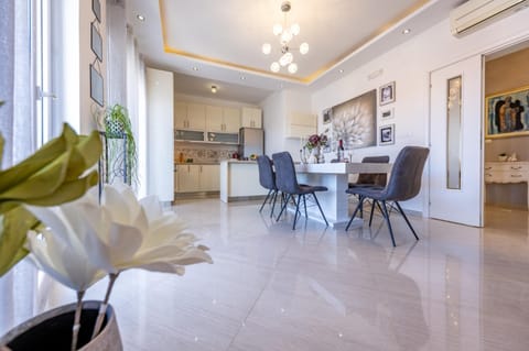 Kitchen or kitchenette, Living room, Seating area, Dining area