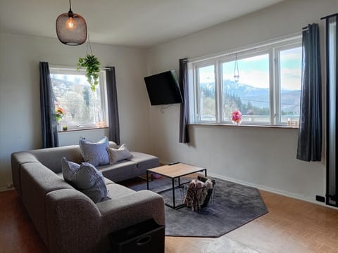 Communal lounge/ TV room, Natural landscape, TV and multimedia, Living room, Seating area, Evening entertainment, Mountain view