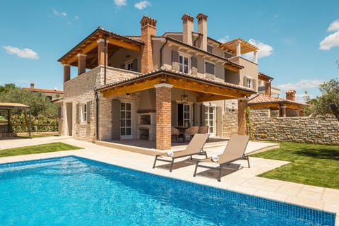 Property building, Swimming pool, acessibility