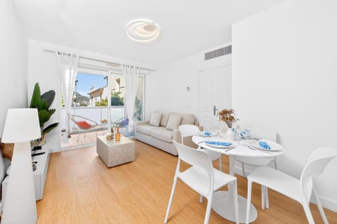Patio, View (from property/room), Balcony/Terrace, Living room, Seating area, Dining area